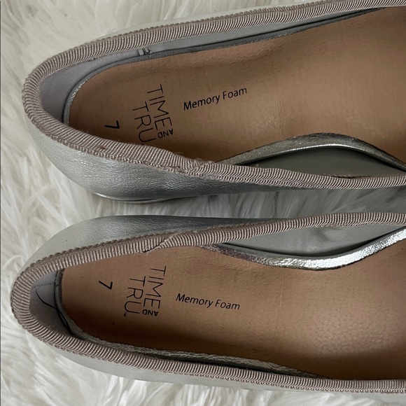 Time and Tru Metallic Silver Flats - Picture 3 of 6